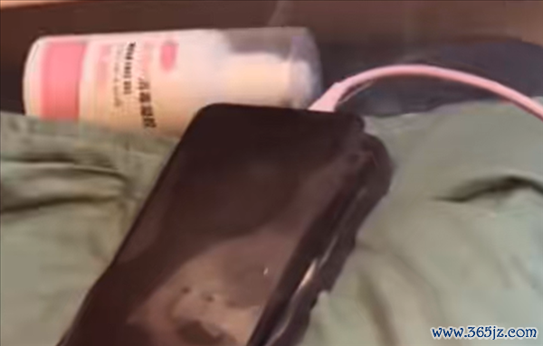 后怕不已!  手机放枕边充电凌晨蓦地爆炸：屋内蓦地烟雾缭绕